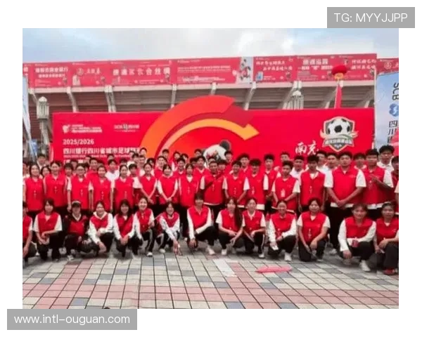 球迷排队购买全运会门票，志愿者协助引导秩序