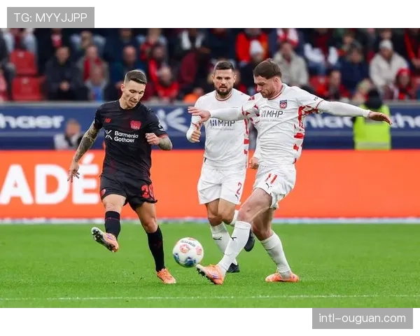 勒沃库森老将谈防守：“我与年轻队友的职责不同，我的经验在于预判和指挥”